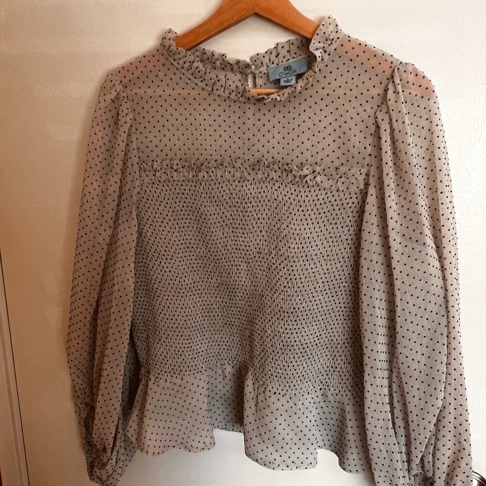 Off White ruffled top with balloon sleeves / Polka Dot